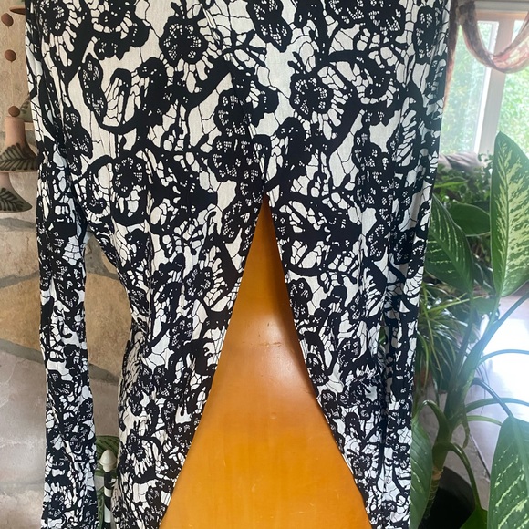 Vintage Aritzia wilfred long sleeve top shirt open back black and white floral - Picture 2 of 4